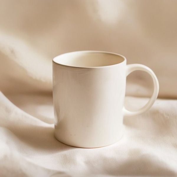 陶器のマグカップ 白